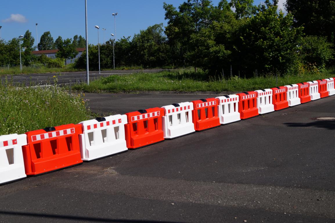 Fahrbahnteiler, Leitwand, Schrammbord in rot