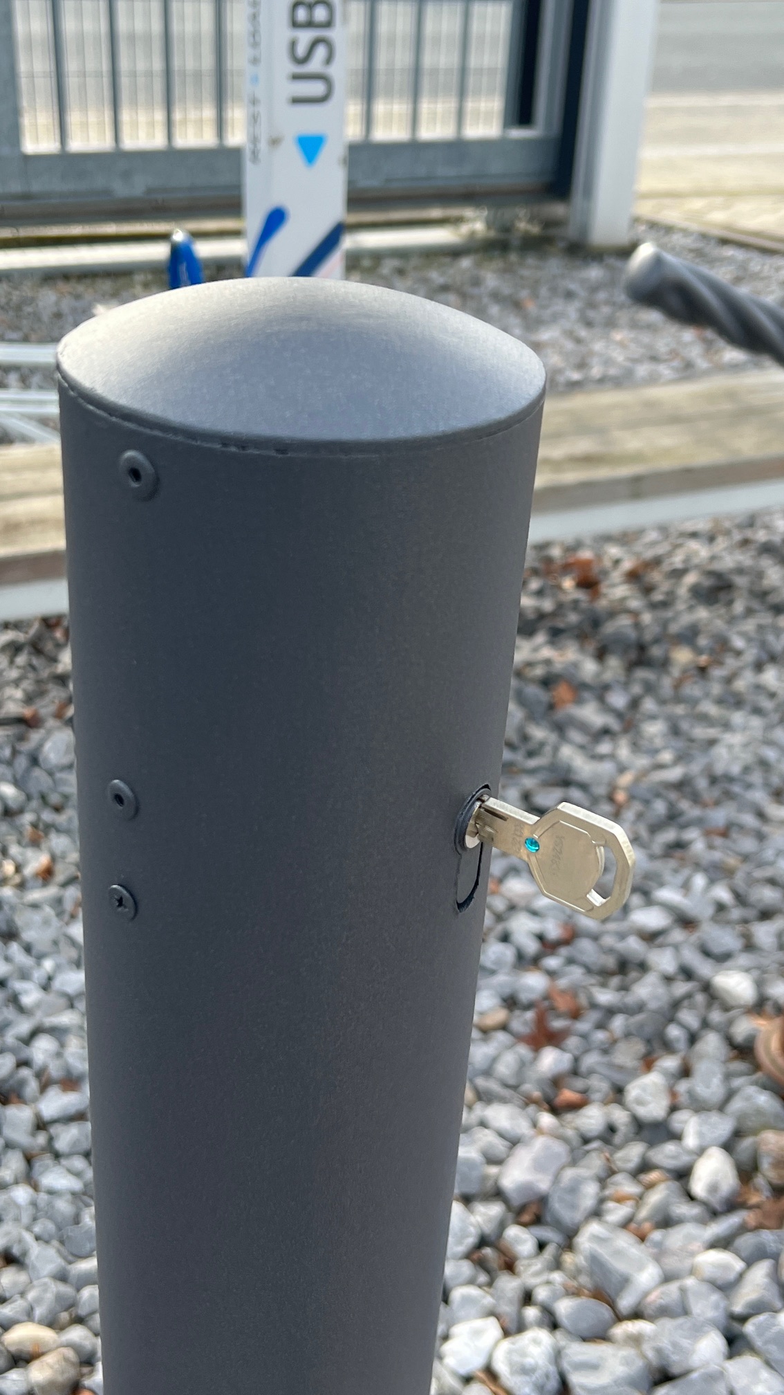 Stilpoller Ø 108 mm, mit gewölbter Scheibe, herausnehmbar durch Halbzylinder