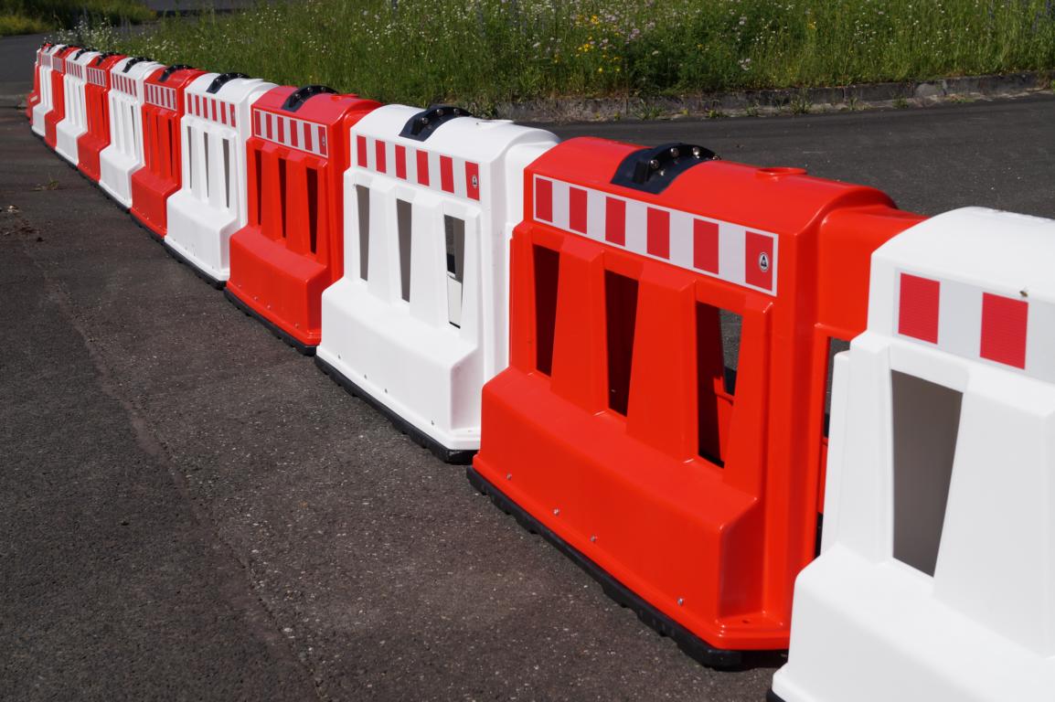 Fahrbahnteiler, Leitwand, Schrammbord in rot