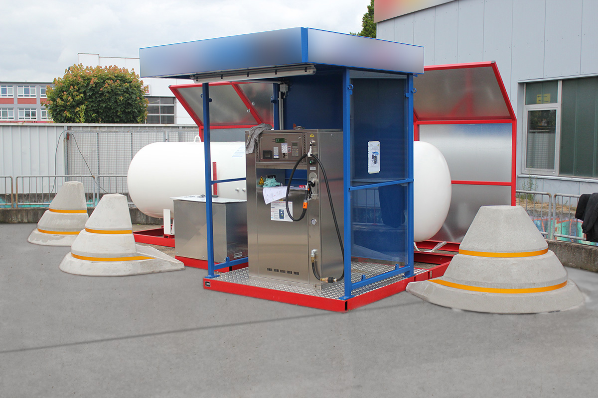 Anfahrschutzpoller Typ IVb 1457x1713x940 mm mit Zusatzfuß und Reflexfolie